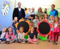 Jan Wiltsch (li.) und Dominik Brütting (re.) bei der Übergabe an die Leiterin des Kinderhauses Waltraud Kroher und die Erzieherin Svenja Künneth.