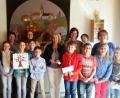 Mit großer Freude nahm die Vorsitzende der Selbsthilfegruppe der an Krebs erkrankten Kinder in Amberg-Sulzbach, Petra Waldhauser (Mitte), die Spenden der Kastler Kommunionfamilien entgegen.  	Bild: jp