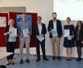 Lisa Heinrich (von links), Florian Beer, Thomas Gassner, Matthias Schirbel und Olivia Stiehl siegen beim Unternehmensplanspielwettbewerb. Elisabeth Bayer und Professor Dr. Josef Duttle gratulieren.  	Bild: hwk