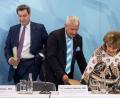 Ministerpräsident Markus Söder (CSU, von links, der neue bayerischer Antisemitismusbeauftragte Ludwig Spaenle (CSU), und die Präsidentin der Israelitischen Kultusgemeinde München und Oberbayern Charlotte Knobloch nehmen zu Beginn einer Pressekonferenz ihre Plätze ein.  	Bild: Peter Kneffel/dpa