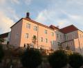 Die Generalsanierung des historischen Pfleghofes in Schwandorf wurde über Städtebaumittel gefördert. Dort sind jetzt das Tourismusbüro, die VHS und die Schülerbetreuung der Gerhardingerschule untergebracht.  	Bild: Götz