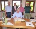 Marktrat Klaus Meißner (vorne) trägt sich ins Goldene Buch der Marktgemeinde ein. Zum 40-jährigen Jubiläum gratulierten (von links) Helmut Klier (FW), Bürgermeister Norbert Bücherl, Helmut Wurzelbacher (CSU) sowie Johannes Otto von der SPD.  	Bild: bk
