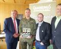 Gemeinsam bringen sie ein Gruß aus der Heimat auf den Weg zu dem Kameraden im Kosovo (von links): OB Kurt Seggewiß, OTL Frank Bergemann, Brauerei-Geschäftsführer Steffen Hartmann, Hauptmann und Stadtrat Hans-Jürgen Gmeiner.  	Bild: exb