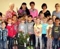 Mit Blumen und Sprüchen danken die Kinder Nelja Zilke zum 25-jährigen Betriebsjubiläum bei der Arbeiterwohlfahrt.  	Bild: R. Kreuzer