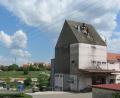 Die Raiffeisen-Lagerhaus GmbH will die Getreidespeicherung auf fünf neue Silos im hinteren Bereich des Grundstücks verlagern. Der Abriss der bestehenden, maroden Anlagen ist zumindest zeitlich ungewiss.  	Bild: aks
