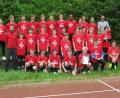 Die Sieger tragen Rot: die Fußball-Kreissieger von der Lobkowitz-Realschule Neustadt mit Betreuer Andy Kohl sowie des Gymnasiums Eschenbach mit Wolfgang Seitz.  	Bild: exb