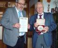 Leopold Uhl (rechts) überreicht Günther Juba die Medaille.  
	Bild: exb