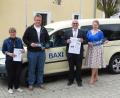 Das kostenlose Transportangebot für Urlaubsgäste innerhalb der Marktgemeinde stellten (von rechts) Ramona Fischer (Gäste-Information), Bürgermeister Klaus Meyer, baxi-Unternehmer Christian Maischl und die Leiterin der Gäste-Information, Ursula Stingl, vor.  	Bild: enz