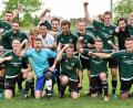 Freude pur und danach eine richtige Party: Die Reuther Spieler bejubeln den Aufstieg in die Kreisliga.  	Bild: Büttner