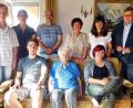 Mancher würde sich im Alter von 90 Jahren wünschen, so fit zu sein wie Maria Giestl (vorne, Mitte). Zum "Runden" gratulieren Johannes Fischer (vorne, links) und Jana Krauß (vorne, rechts), Walter Hess, Trixi und Stefan Kraus, Luise und Claudia Fischer sowie Bürgermeister Manfred Porsch (stehend, von links).  	Bild: hai