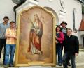 Andreas Mertel, Schreiner Klaus Eichenseer, Pfarrgemeinderatssprecherin Maria Koller, Alfons Mertel und Pfarrer Christian Schulz mit dem Bild der heiligen Ursula.  	Bild: nko