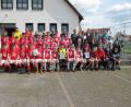 Die Mannschaften Jungen II nach der Landkreismeisterschaft in Vilseck (von links): Sieger HCA-Gymnasium, 2. Krötensee-Mittelschule und 3. Mittelschule Kümmersbruck mit (hinten, von links) Fabian Kastenhuber, Studienrat Alexander Hadasch, Michael Gradl, Karl Eckert (Orga-Team), Platzwart Kurt Fabienke (FV Vilseck), Studienrat Christian Biersack (Krötensee), Lehrer Markus Gleißner (Kümmersbruck), Helena Weih, Bürgermeister Hans-Martin Schertl, Helmut Lippert und Karl Heinz Grollmisch.  	Bild: khg