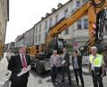 OB Michael Cerny persönlich gab am Montag den Startschuss für die Kanalsanierung in der Unteren Nabburger Straße. Der erste Bauabschnitt läuft bis Oktober.  	Bild: Wolfgang Steinbacher
