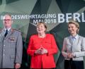 Generalinspekteur Eberhard Zorn, Bundeskanzlerin Angela Merkel und Verteidigungsministerin Ursula von der Leyen (von links) bei der Bundeswehrtagung in Berlin.  
	Bild: Michael Kappeler/dpa
