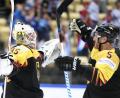 Torwart Mathias Niederberger (links) und Korbinian Holzer bejubeln den Überraschungssieg gegen Finnland. Nun wollen die deutschen Eishockeycracks auch Kanada ärgern.  	Bild: Martti Kainulainen/dpa