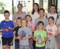 Elternbeiratsvorsitzende Sandra Kaiser, Birgit Enders und Miroslava Sebestova (hinten von links) stellten sich mit den Kindern bei der Siegerehrung zum Erinnerungsbild auf.   	Bild: mmj