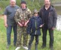 Vorsitzender Willi Stahl (links) und sein Stellvertreter Rudolf Scherm küren mit Yannik Neuner und Gregor Heldt die besten Angler (von rechts).  	Bild: jsa