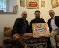 Zwei FC-Bayern-Fans und ein ein Pfarrer. V.l. Pfarrer Hans-Peter Pauckstadt-Künkler, Ammar Kiki Khersi und FDP-Stadtrat Reinhold Wildenauer. Bild: Kunz