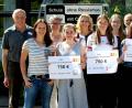 Schecks über jeweils 750 Euro übergaben die Sophie-Scholl-Schülerinnen an die Vertreter von drei Hilfsorganisationen.  	Bild: R. Kreuzer