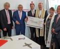 Eine Spende nehmen Vikarin Katharina Bach-Fischer (Zweite von rechts) und Dekan Johannes Lukas (Dritter von rechts) aus den Händen von Ludwig Zitzmann (Dritter von links) und Hans-Jörg Schön (rechts daneben) entgegen. 	Bild: rdo