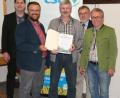 Vorsitzender Hans Walter (vorne links) überreicht Hans Wopperer (Mitte) die Ehrenurkunde der CSU Kastl. Auch die Parteikollegen Arno Stahl, Josef Etterer und Bezirksrat Toni Dutz (von links) gratulieren.  	Bild: rpp