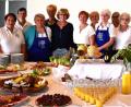 Die Damen rund um Monika Bauer (rechts) und Rosi Ließmann (links) sorgen für ein riesiges Kommunionbuffet nach dem Gottesdienst.  	Bilder: rgr (2)