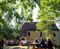 Die Wallfahrtskirche St. Johann bei Freudenberg ist immer im Juni beliebtes Ziel von Leuten, die die Kombination von Weihrauch, Bier und Bratwürsten mögen.