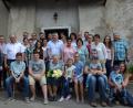 Land- und Gastwirtin Franziska Zimmermann (vorne, mit Rosenstrauß) feiert 90. Geburtstag mit ihrer großen Familie. Glückwünsche kommen auch von Pfarrer Josef Most und Bürgermeister Hermann Ach (von links).  	Bild: gi