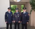 In jüngere Hände legen die Kreisbrandinspektoren Hans Rewitzer (links) und Ulrich Kraus (rechts) sowie Kreisbrandmeister Markus Kindl ihre Ämter.  	Bild: exb