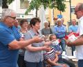 Bezirksvorsitzender Peter Wilhelm (rechts) verteilte 112 Rauchmelder an die Bevölkerung.  	Bilder: Hirsch (2)