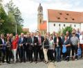 Die Landräte Willbald Gailler (Neumarkt, Fünfter von links) und Richard Reisiger (Amberg, rechts daneben) sowie Cornelia Bubb, die Managerin des Kooperationsprojekts, zerschneiden das Band zur Neueröffnung des Fünf-Flüsse-Radwegs.  	Bild: Stephan Huber
