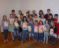 Über Selbstgebasteltes freut sich jede Mama: Die Kinder haben deshalb eine Erinnerungstafel als Muttertagsgeschenk gestaltet.  	Bild: is