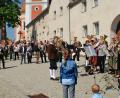 Auf dem Neualbenreuther Marktplatz gab die Blaskapelle Ernestgrün unter der musikalischen Leitung von Klaus Rustler ein Muttertags-Standkonzert.  	Bild: enz