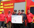 Mit 500 Euro unterstützt der FC Bayern-Fanclub den Kauf des neuen Feuerwehrautos (von links): 2. Vorsitzender Albert Schicker, 1. Vorsitzender Lothar Schicker, Beisitzerin Melanie Schicker, 2. Feuerwehr-Vorsitzender Tobias Schwamberger, Beisitzer Jörg Schicker, Feuerwehr-Vorsitzender Roland Heldwein und der Fanclub-Kassier Alois Spann.  	Bild: rdh