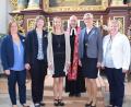 Damenrunde zur silbernen Konfirmation vor dem Altar der Georgskirche (von links): Sybille Taubmann, Ilona Ehras, Susanne Lederer, Pfarrer Schornbaum, Sandra Meidenbauer und Marion Rolle.  	Bilder: wku (2)