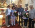 Pfarrgemeinderatssprecherin Waltraud Glöckner (links), ihre Stellvertreterin Brunhilde Ram (rechts) und Pfarrer Robert Kratzer (Dritter von links) verabschieden Birgit Batek (Zweite von links), Wolfgang Lehnert (Vierter von links) und Martina Winkler (zweite von rechts),     die dem Gremium nicht mehr angehören.  	Bild: jow