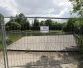 Wegen des maroden Unterbaus musste der Steg am Piratenspielplatz inzwischen gesperrt werden. Er soll aber möglichst schnell erneuert werden. 	Bild: Wolfgang Steinbacher