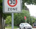 Ob "Zone 30" oder "Tempo 30" am Kulturhügel gilt, hat Auswirkungen auf die Vorfahrtsregeln. Deshalb werden die Schilder den Gegebenheiten angepasst.  	Bild: Schönberger