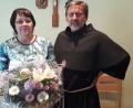 Mit Blumen dankt Guardian Pater Stanislaus Antonia Kriechenbauer. Sie geht in den

Ruhestand.  	Bild: ms