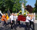 Das Tragen der Muttergottesstatue im Kirchenzug hat am Patroziniumstag der Pfarrei "Maria Königin" Tradition. Das Fest wirde  bereits zum 55. Mal begangen. Die Trage schultern wieder vier Kolpingmitglieder.  	Bild: du