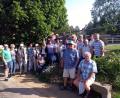 Ganz schön beeindruckende Zeitgenossen: Die Ausflügler des Obst- und Gartenbauvereins erfahren bei einem Besuch der Kotzenbacher Straußenfarm alles rund um Aufzucht, Haltung und Vermarktung der Strauße.  	Bilder: ww (2)