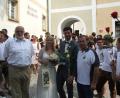Die frisch gebackenen Eheleute Sandra und Peter Meier wurden nach der kirchlichen Trauung von einem langen Spalier überrascht.