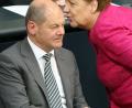 Finanzminister Olaf Scholz (SPD) und Bundeskanzlerin Angela Merkel (CDU) während der Plenarsitzung des Bundestages im Gespräch.  	Bild: Wolfgang Kumm/dpa