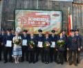 Über die vier neuen Ehrenmitglieder Michael Eckl, Gerhard Schmidt, Josef Schmid und Franz Winnerl (von re mit Urkunden) freut sich die Feuerwehr Schneeberg und das Vorstandsteam um Vorsitzenden Josef Schmid jun. (2. von re).