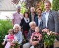 Herta Zelezny nimmt an ihrem 90. Geburtstag gerne Urenkelchen Anna auf ihren Schoß. Zwillingsbruder Maximilian darf zu Uropa Heinrich. Die Kinder bringen viel Freude ins Haus der Urgroßeltern, die mit Tochter Vera (hinten, Zweite von links) eine große Stütze im Alltag haben.  	Bild: dob