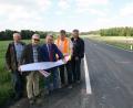 Beim Ortstermin an der künftigen Baustelle bei Kornthan an der Staatsstraße 2169 informiert Gerhard Kederer (Zweiter von links) Bürgermeister Toni Dutz (Dritter von links) und Thorsten Meiler (Zweiter von rechts) über die geplanten Maßnahmen. Für fachliche Fragen stehen dem Baudirektor Wilfried Neumann (links) und Franz Wilhelm (rechts) vom Staatlichen Bauamt Amberg-Sulzbach zur Seite.  	Bild: wro