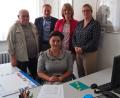 Ramona Kriegler (vorne) leitet die neue Selbsthilfekontaktstelle bei der Diakonie. Nicole Zeitler (rechts) erledigt die Verwaltungsarbeit. Daneben (von rechts) Christina Mücke vom Gesundheitsamt, Diakonie-Vorsitzender Karl Rühl und Manfred Trombell vom Kreuzbund.  	Bild: sbü