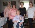 Anna Brenner (vorne) feiert 85. Geburtstag. Für den Frauenbund gratulieren Maria Stephan und Inge Freileben (von rechts). Auch Urenkel Julian, Tochter Anneliese und Enkelin Tanja wünschen alles Gute.  	Bild: gz