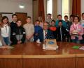 Dankeschön für die Unterstützung sagten die Schüler der GTK 5 und 6, die zusammen mit Rektorin Andrea Schiml (links) und Fachlehrerin Elisabeth Kinle (rechts) ins Rathaus gekommen waren, um Bürgermeister Toni Dutz Dankeschön fürs Reisegeld zu sagen. Bild: wro