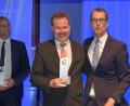 Direktor Bernhard Werner (links), Vorstandssprecher der Raiffeisenbank im Naabtal, bekam den "Prix de Fonds" in Silber durch Hans Joachim Reinke, den Vorstandsvorsitzenden der Union Asset Management Holding AG, verliehen.  	Bild: exb